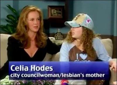 De quelle couleur est l'ours en peluche que Célia utilise pour espionner sa fille Quinn ?