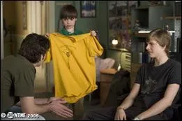 Qu'est-ce qui est écrit sur les T-Shirts qu'Andy vend à l'école de Shane ?