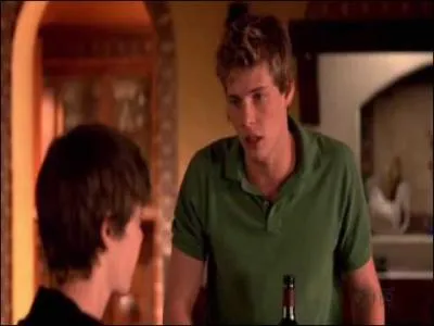 Qu'a volé Shane à Silas qui lui vaille un coup de poing ?