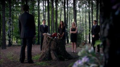 Qui annonce la mort de Bonnie à Elena ?