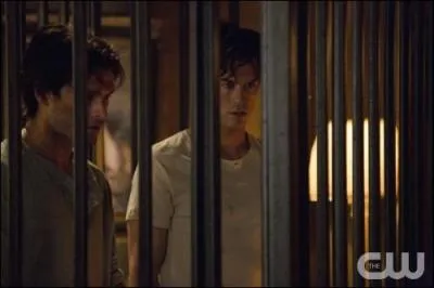 Dans les années 50, combien de temps Damon a-t-il été retenu et torturé par la société Augustine ?