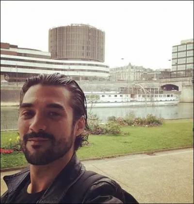 Quels instruments joue-t-il ou a-t-il joué ?