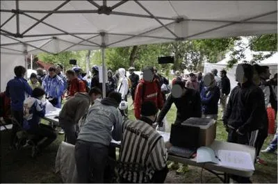 Un concurrent montre à l'arbitre chargé du contrôle des inscriptions une licence loisir avec la mention "compétition" inscrite dessus. 
Que va faire l'arbitre ?