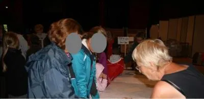 Une concurrente étrangère, licenciée en Allemagne, présente sa licence de l'année en cours.