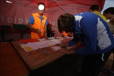 Un concurrent junior souhaite faire un triathlon distance L en relais, il est nageur et présente sa licence FFN (Fédération française de natation). Peut-il participer ?