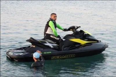 Au niveau de la bouée de demi-tour, vous arrivez à côté de ce concurrent.
Que faites-vous ?