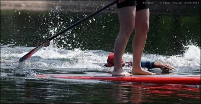 Vous arrivez au niveau de ce concurrent. Il est à une centaine de mètres de la sortie natation et s'est accroché à une embarcation pour se laisser tracter quelques mètres.
Que faites-vous ?