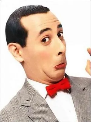 Avec quel personnage particulièrement benêt Paul Reubens est-il devenu une immense star aux USA  ?