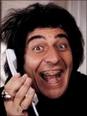 Mais... Qu'est-ce que c'est qu'ce binz ! ? Allôôô... Mais... Qui est au bout du fil ? C'est :