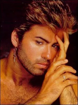 À quel endroit exigu George Michael est-il indéniablement associé depuis 1998 ?