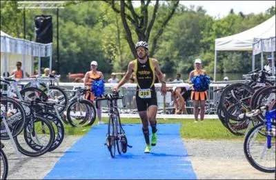 Vous êtes en fonction dans l'allée numéro 3.
Nous sommes pendant la transition vélo-course à pied.
Que faites-vous ?