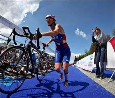 Vous êtes responsable de la colonne 6 visible sur la photo. 
Sur cette épreuve, les bénévoles sont en tee-shirt orange.
Que faites-vous ?