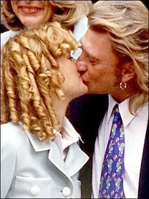 En quelle année Johnny Hallyday s'est-il marié avec Læticia  ?