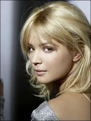 De quelle nationalité est Virginie Efira  ?