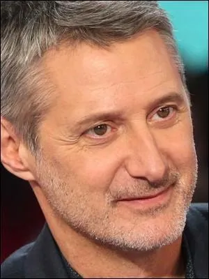 À quelle chaîne de télévision Antoine De Caunes est-il fortement associé  ?
