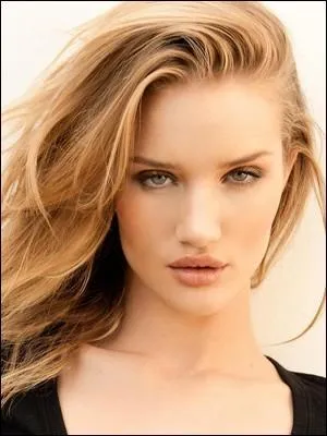 De quelle nationalité est Rosie Huntington-Whiteley  ?