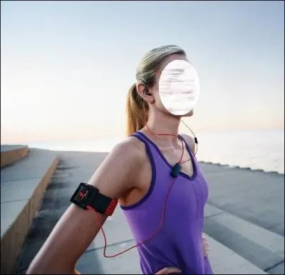 Cette concurrente est arrêtée sur le parcours et s'apprête à reprendre sa course. Que faites-vous ?