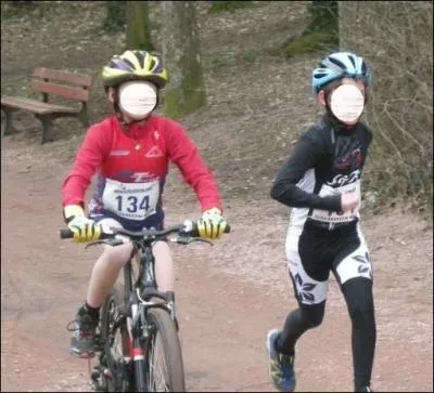 Nous sommes sur un Bike&Run, ces jeunes sont dans la première boucle du parcours (3 boucles). Que faites-vous ?