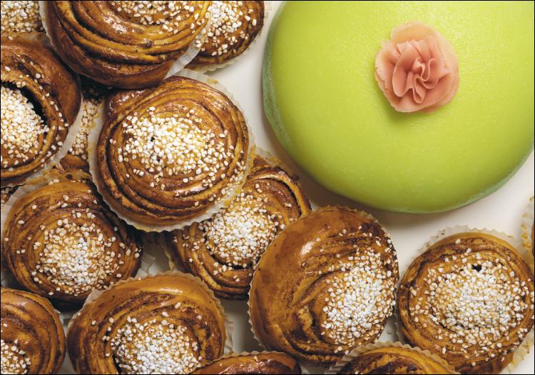 Une pause fika, c'est la pause-café nationale. Café et gâteaux. Quelles sont les deux pâtisseries, emblèmes de la Suède, que l'on peut manger tout le long de l'année ?