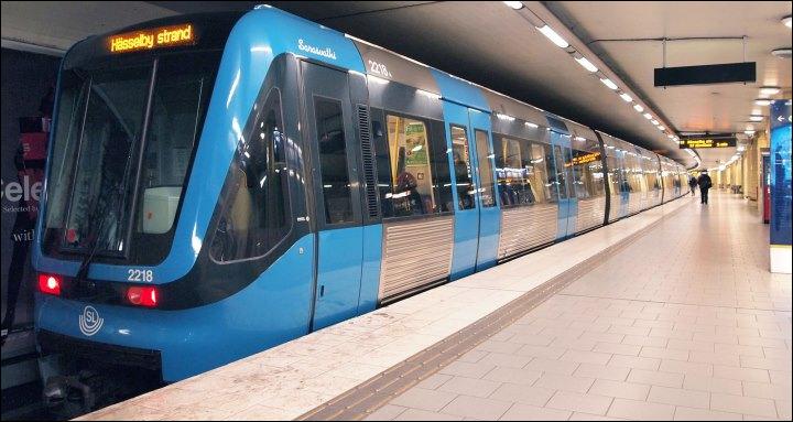 À l'heure à laquelle nous parlons (14h30 le 17 mai 2015), combien le métro de Stockholm (Tunnelbanan) compte-t-il de lignes ?