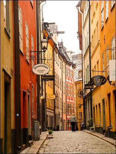 Comment s'appelle le quartier de la vieille ville où l'on peut encore voir des bâtiments datant du Moyen-Âge ?