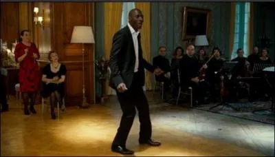 Quel est le titre de la chanson de "Earth Wind and Fire" o&ugrave; Omar Sy danse pour l'anniversaire de Philippe (Fran&ccedil;ois Cluzet) dans le film fran&ccedil;ais "Intouchables", sorti en 2011 ?