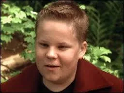 Comment s'appelle le garçon un peu obèse ?