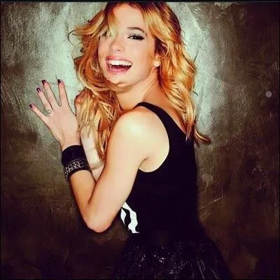 Tini fait du cheval.