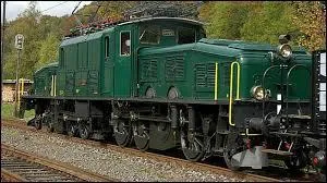 Saviez-vous que le terme "crocodile" désigne également un modèle de locomotive électrique ? Nommée ainsi pour sa forme et sa couleur d'origine, cette locomotive fut mise en service vers 1920 sur le réseau ferroviaire du pays suivant :