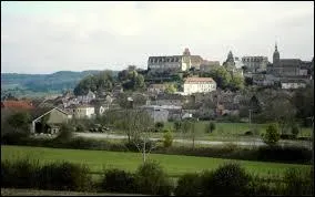 Cette promenade se termine à Rougemont. Commune de Franche-Comté, elle se situe dans le département ...