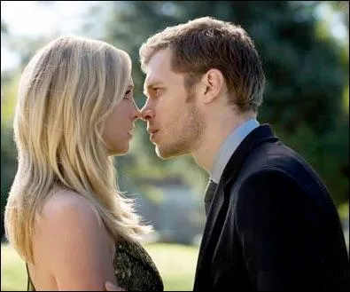 Quand Caroline a une relation avec Klaus, Caroline est :