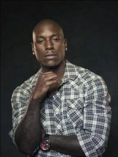 Quel acteur joue Roman Pierce ?