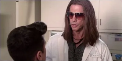 Qui interprète le rôle du Dr Hollywood ?