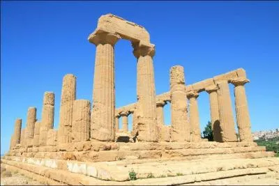 Au début, Scott et Braeden arrivent à un temple...