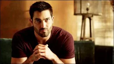 Avec qui Derek se met-il ?