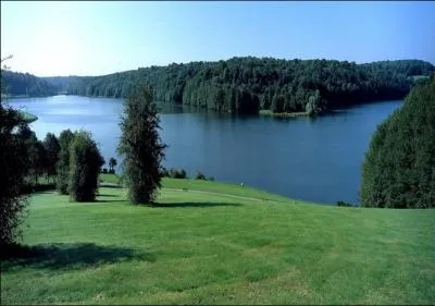 Terminons cette promenade sur les bords du Lac du Valjoly et parmi les ombrages de la forêt de Trélon, dans quel département finissons nous cette promenade ?