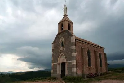 Dans le Beaujolais vous pourrez-voir la chapelle Notre-Dame aux Raisins sur le mont Brouilly, mais quelle est la roche qui forme cette colline ?