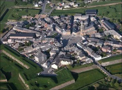 Quel roi de France fit construire l'enceinte de Rocroi dans le département des Ardennes ?