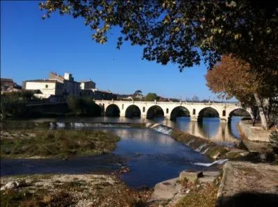 Dans quel département se situe la ville de Sommières possédant de beaux édifices médiévaux et où vous pourrez vous promener le long du Vidourle ?