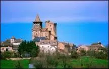 Je vous présente l'église fortifiée de Sainte-Radegonde. Commune Aveyronnaise, elle se situe en région ...