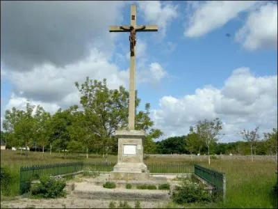 La justice a refusé à la commune de Moussac son projet d'aménagement autour de sa croix hosannière. Mais de quoi s'agit-il au juste ?