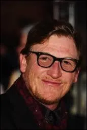 Comment s'appelle le beau-père d'Eggsy ?