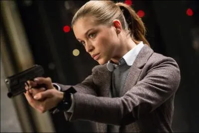 Comment s'appelle-t-elle et pour quel poste sera-t-elle embauchée au Kingsman's ?