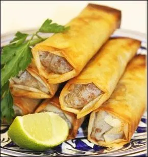 Il s'agit de délicieuses entrées de la gastronomie algérienne dont la composition de viande et de légumes est parfumée à la coriandre et au cumin.
Que vous apprêtez-vous à déguster ?