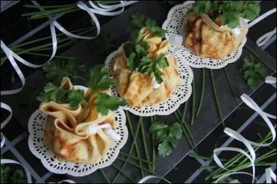 Viande, oignons ciselés, carottes râpées, champignons émincés dans de jolies aumônières enrubannées.
Quel nom portent-elles ?