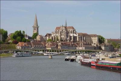 De ces quatre département, lequel n'est pas frontalier de celui de l'Yonne ?