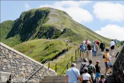 Des quatre départements suivants, lequel n'a pas de frontière commune à celui du Cantal ?