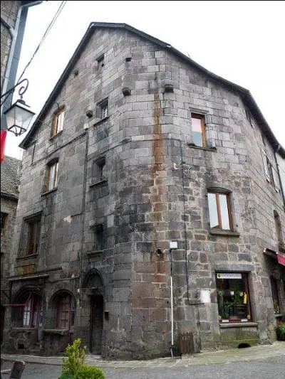 Quel département ne pourrez-vous pas rejoindre directement en partant de celui du Puy-de-Dôme ?