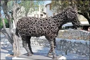 Pour quelle raison le fer à cheval fut-il considéré comme un porte-bonheur ?