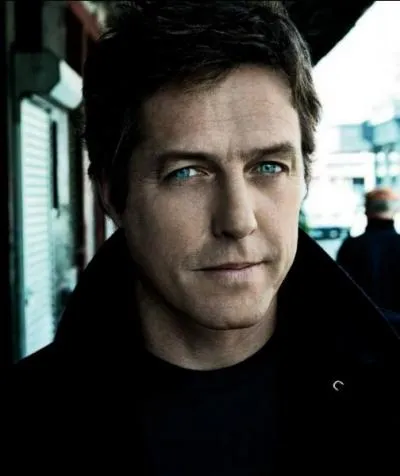 A la base, Hugh Grant n'a pas les yeux bleus mais marron : c'est pour un film qu'il a dû mettre des lentilles et depuis il les a adoptées.